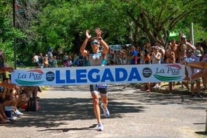 Juan Carlos Luqui celebra su segundo puesto y agradece al público. La Paz se activó de cara a su mayor fiesta popular con el Triatlón In Memoriam Adrián Andina. Foto: Gentileza Running Time