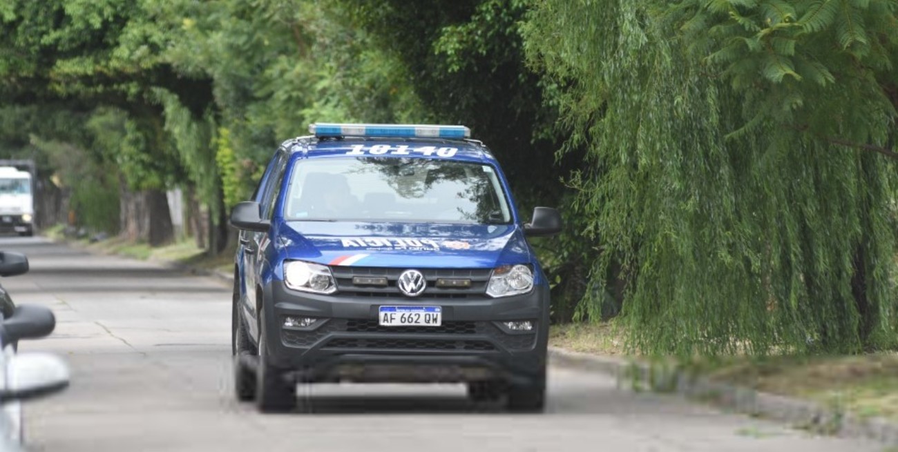 Mataron a puñaladas a un hombre y la policía busca a su hijastro