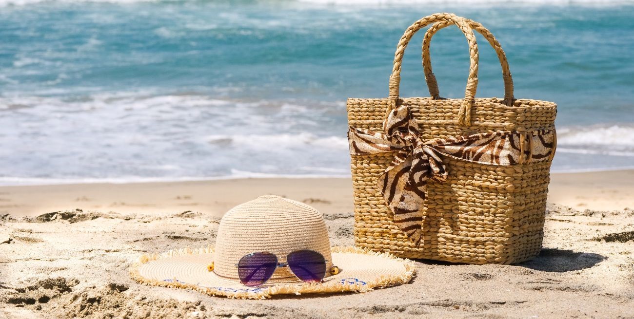 Qué llevar en el bolso de playa para disfrutar de un día ideal de sol y descanso