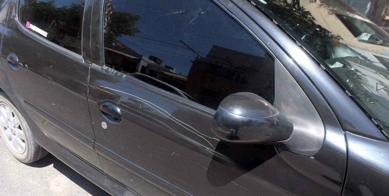 Su ex novia le roció el auto con ácido, cortó sus neumáticos y lo rayó con una piedra