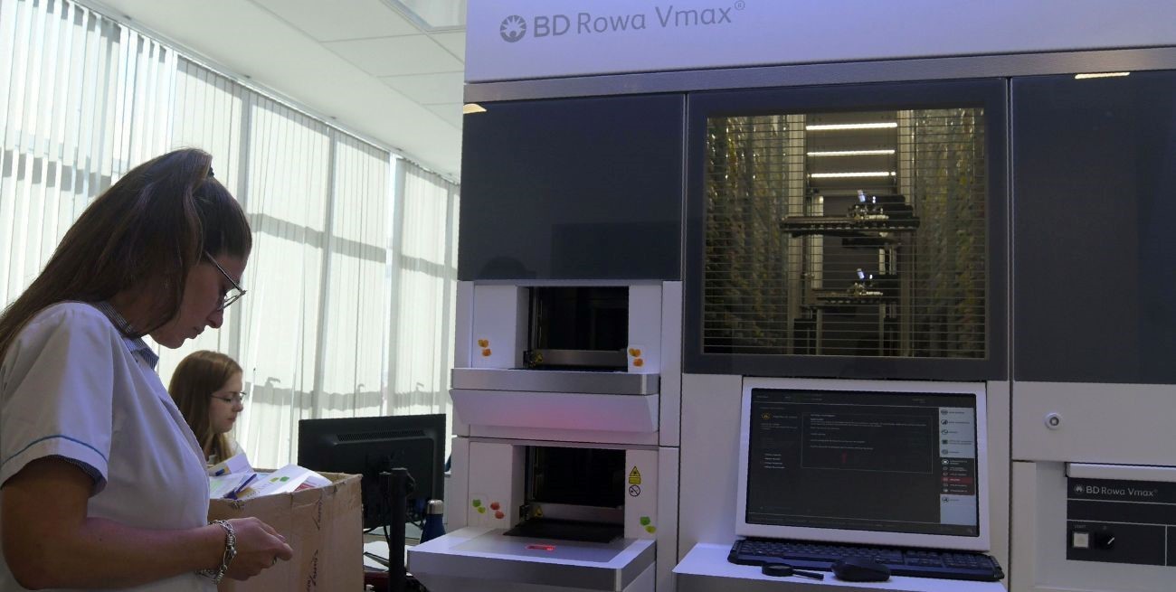 Con un nuevo robot dispensador, Mutual Jerárquicos lidera la innovación en sus farmacias