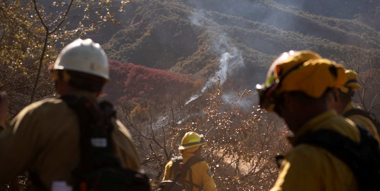 Vientos de hasta 115 km/h amenazan con intensificar incendios en California