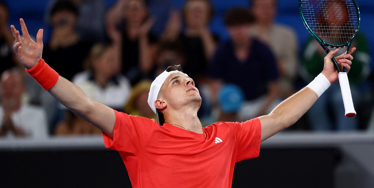 Jakub Mensik eliminó a Casper Ruud y avanza en el Australian Open
