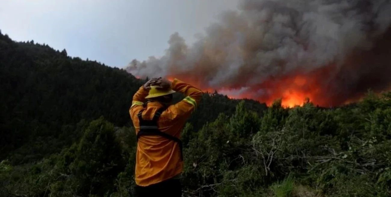 Epuyén y Bariloche sufren incendios forestales: más de 5 mil hectáreas consumidas por el fuego