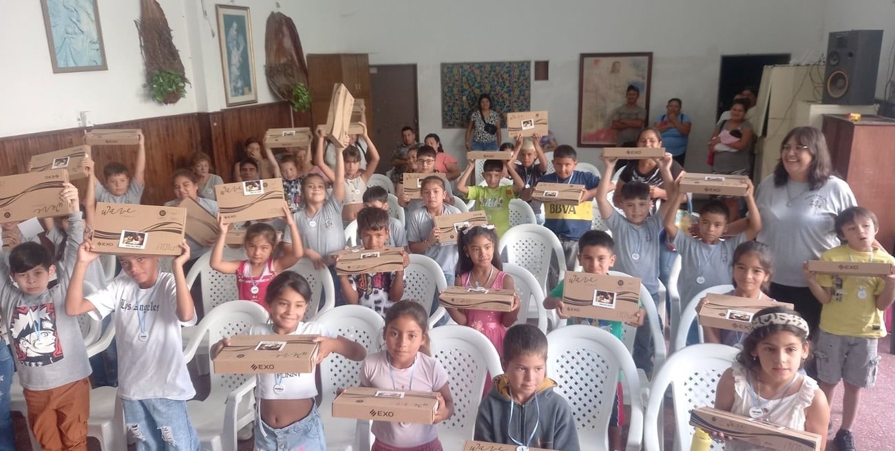 Premio al esfuerzo: entregan 95 tablets a niños de barrios humildes de Santa Fe