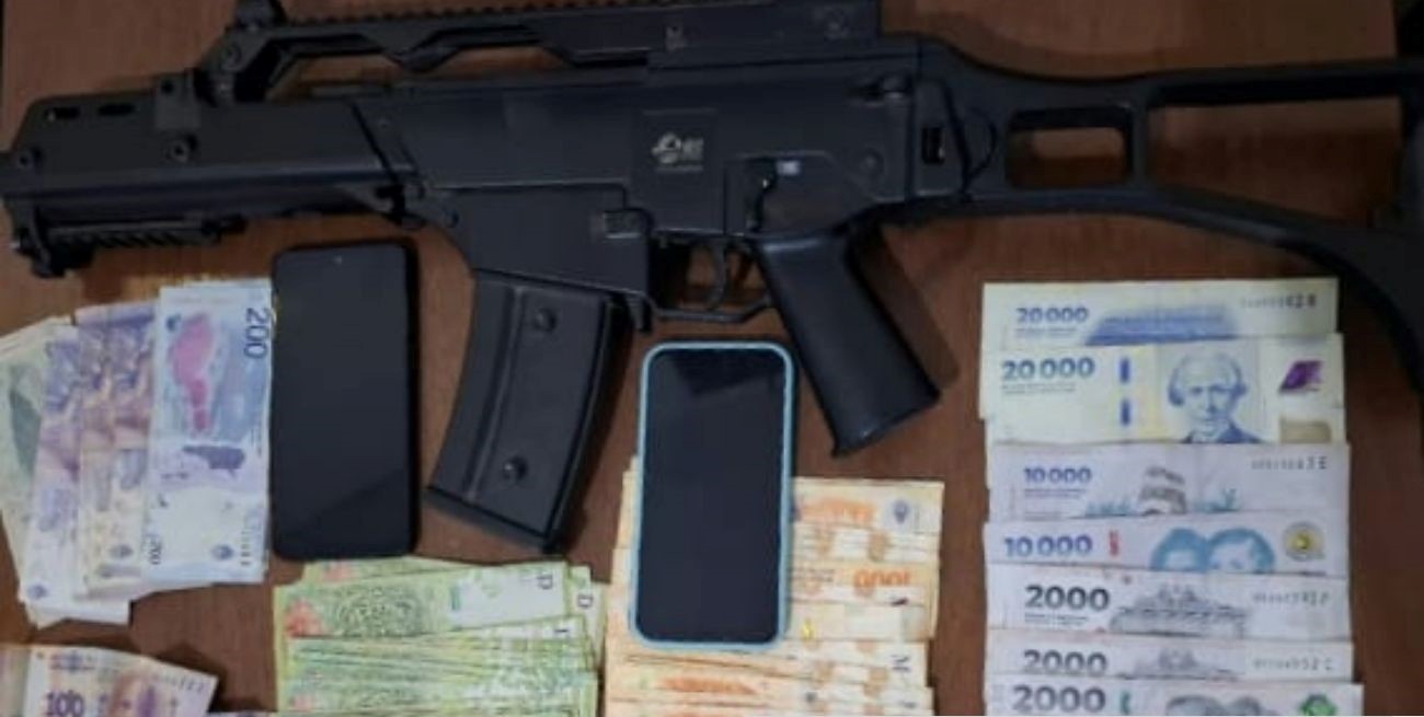 Dos detenidos por mostrar un moderno fusil desde el vehículo