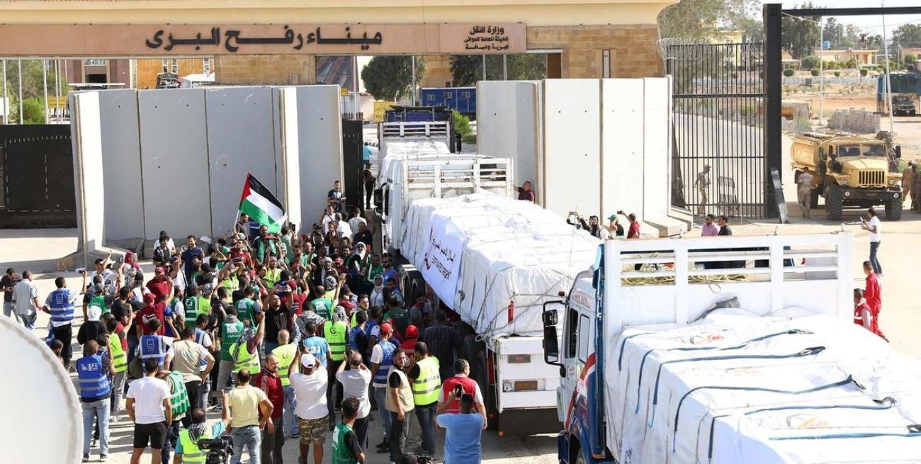 Cerca de 600 camiones de ayuda cruzarán Rafah hacia Gaza tras el alto el fuego
