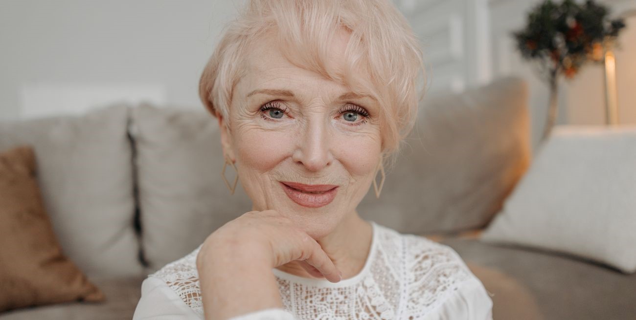 Consejos de estilo para lucir el cabello corto después de los 60 años