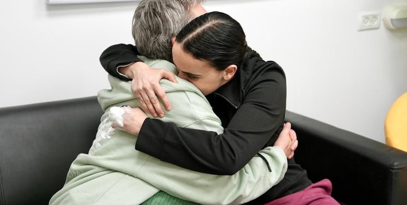 Emily, Doron y Romi, las rehenes israelíes, ya están en casa luego de un prolongado cautiverio en Gaza