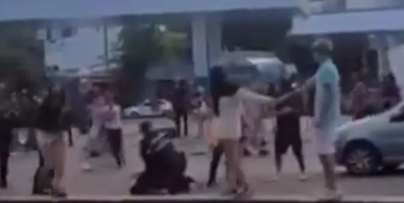 Video: la policía fue a separar una pelea a la salida de un boliche y terminó siendo agredida