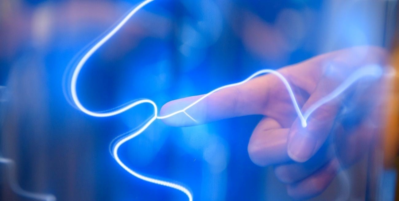 ¿Por qué sentimos electricidad al tocar a otra persona? 