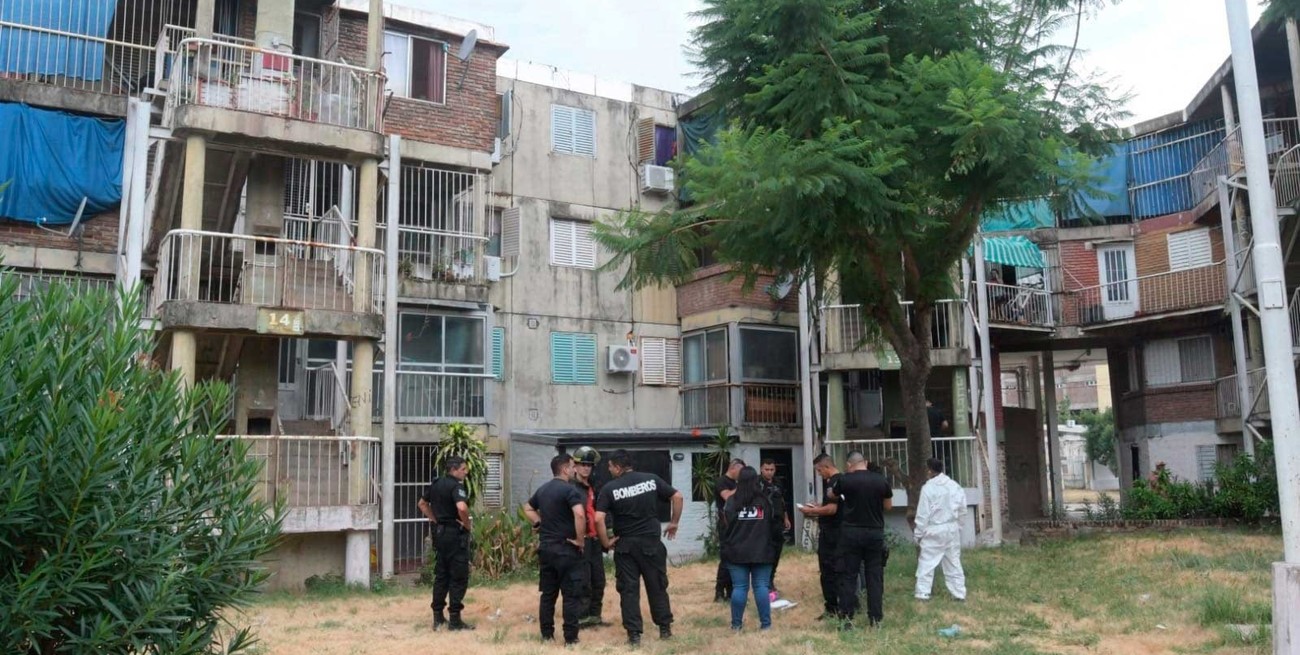 Hallaron a dos hermanos sin vida en el Fonavi del barrio Centenario