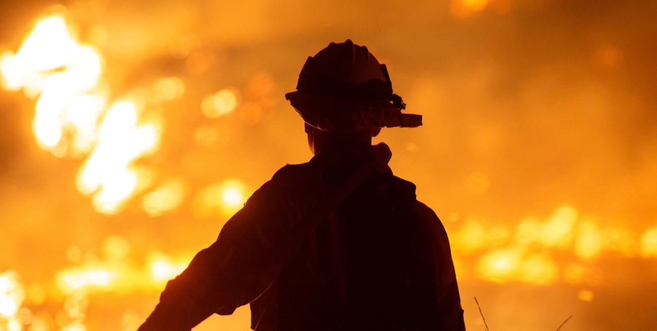 Nuevo incendio en Los Ángeles: más de 30.000 evacuados y miles de hectáreas arrasadas
