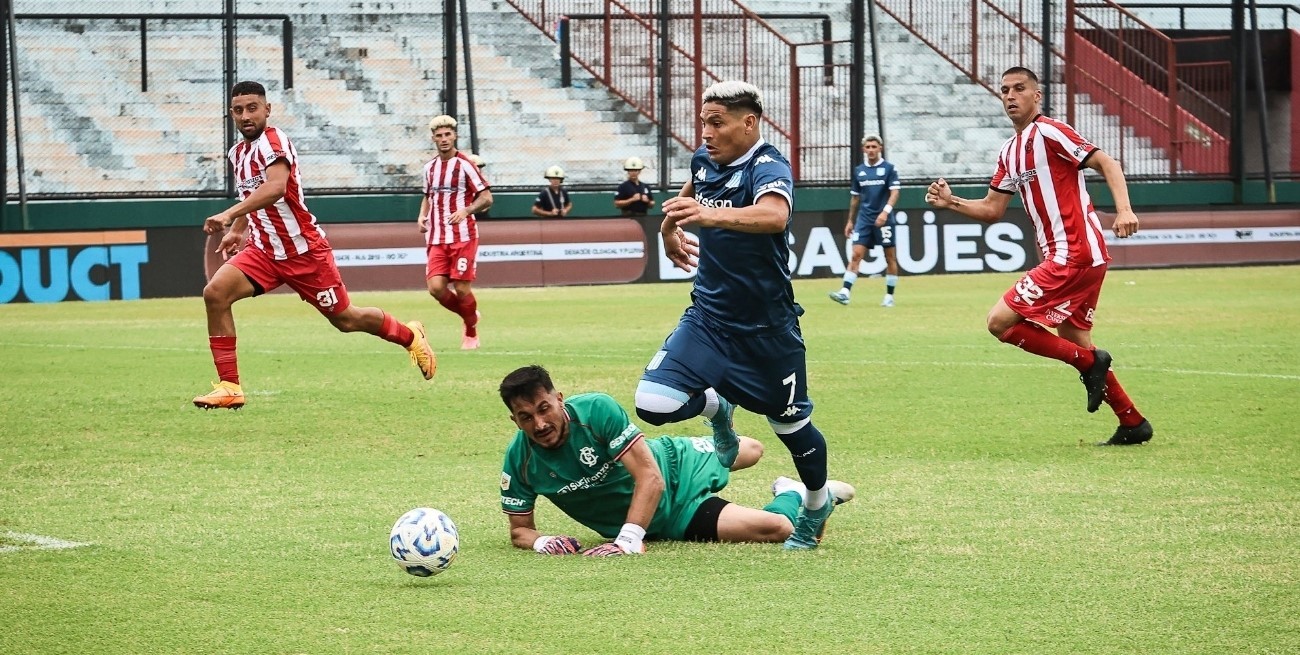 Con gol del ex-Unión Balboa, Racing le ganó 3-1 a Barracas Central