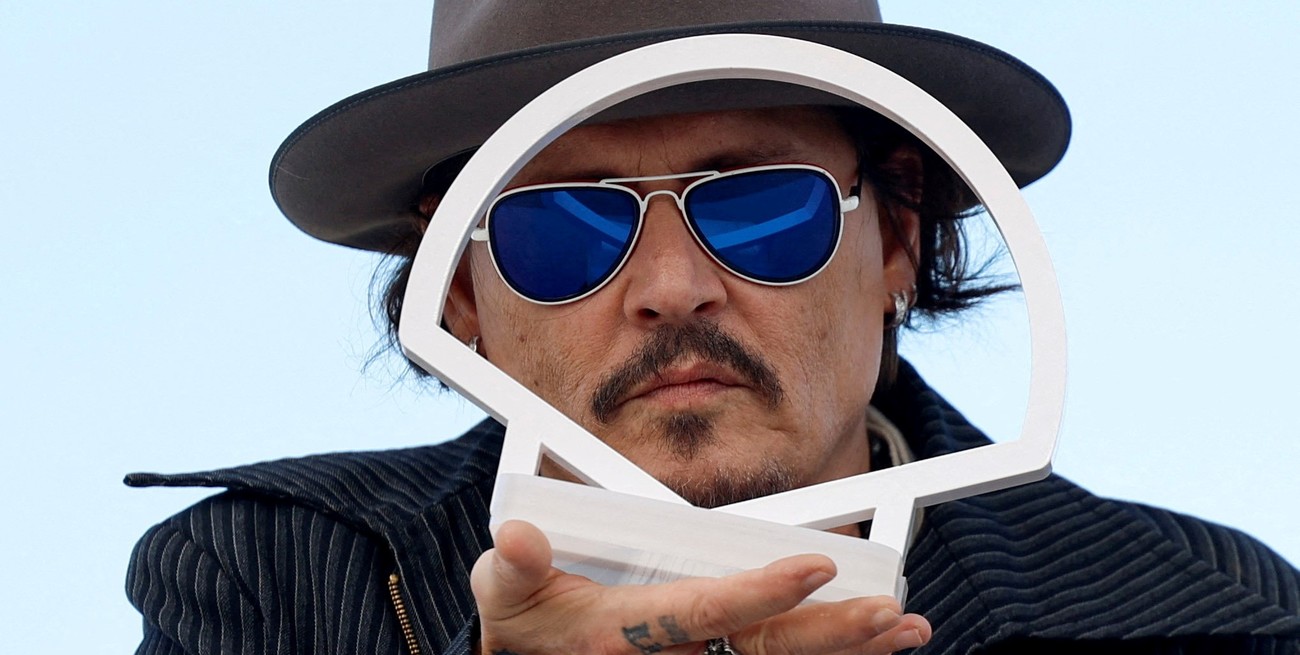 Johnny Depp sorprendió en Punta del Este: llegó en un vuelo privado y generó revuelo en el aeropuerto