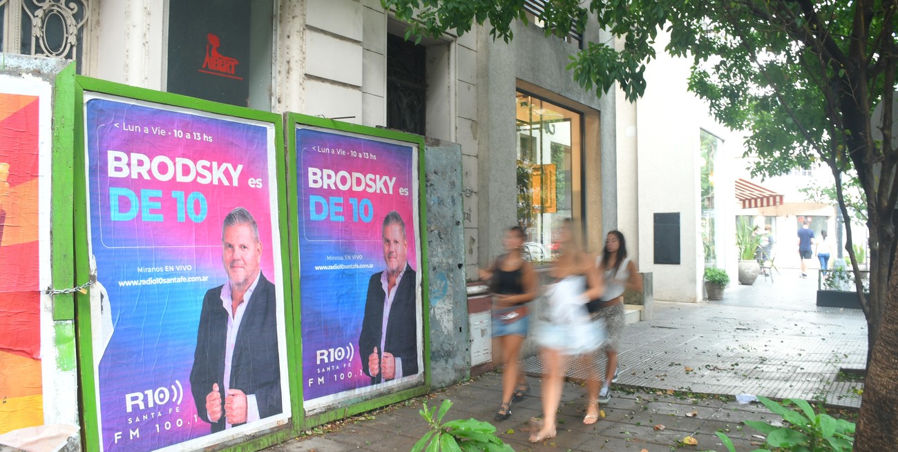 A la derecha de su pantalla 