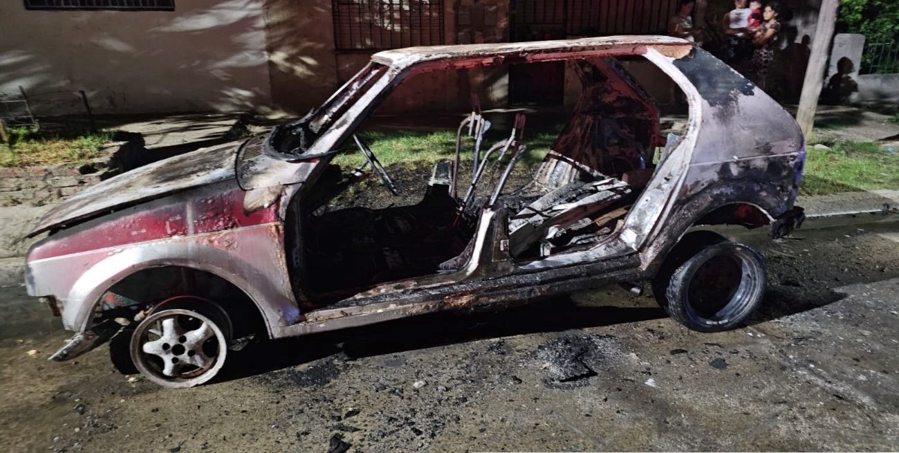 Incendio y destrucción de un auto abandonado