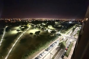 Parque Federal. Este lunes por la mañana avanzaban con la reposición de la iluminación, que ya cubre el 80 por ciento.