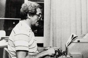 Década de los 80. Zoilo García Quiroga, corresponsal de Clarín en Rosario, enviando información desde el teletipo de la agencia del diario porteño, ubicada entonces en calle Córdoba al 1200. Colección Gonzalo García.