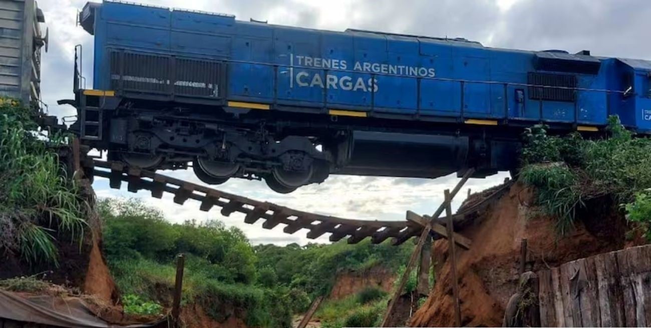 Colapsó un puente y un tren de carga quedó suspendido sobre un precipicio en Salta