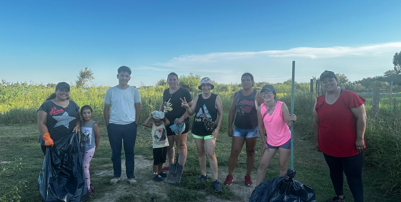 En Desvío Arijón vecinos limpiaron varios sectores de la costa, debido a la cantidad de basura arrojada allí