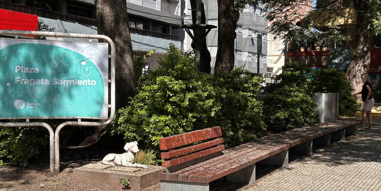 Basura y mal olor: la plazoleta del Teatro Municipal “está abandonada” y “trapitos” se instalaron en la zona