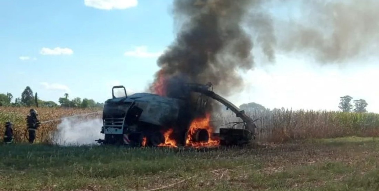 Pérdida total: una máquina agrícola fue consumida por las llamas en un grave incendio en Bella Italia