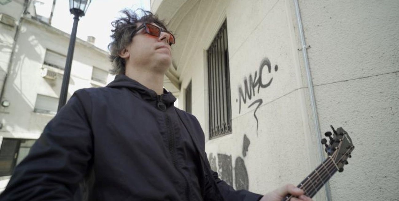 "Canción de tomar el té" con un giro oscuro y noventoso
