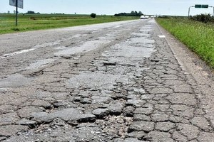 Impuesto a los combustibles. La recaudación de ese gravamen no llega a las provincias, en mantenimiento de la red vial nacional.