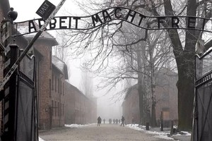Puede leerse el tristemente célebre lema en alemán que caracterizaba a los centros de la muerte nazis: "Arbeit macht frei" (El trabajo libera).