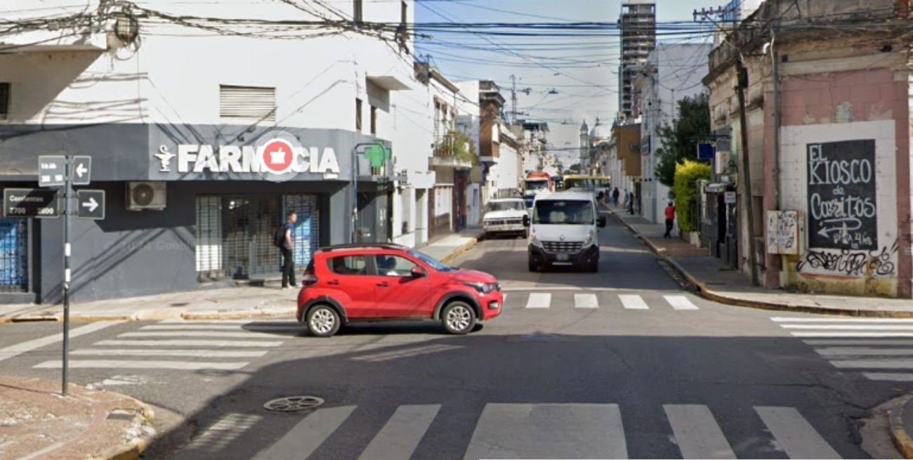 Una camioneta terminó sobre la vereda en el macrocentro santafesino

