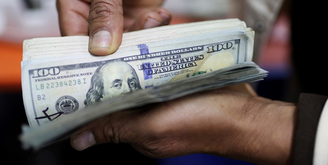 El dólar blue volvió a caer y achicó aún más la brecha con el oficial