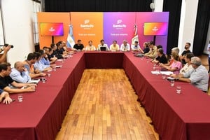 "Tuvimos presencia provincial en la mayoría de las ciudades. Trabajamos para que tengan las herramientas y los elementos que hacían falta en algunas ciudades para salir de esta crisis", detalló el mandatario santafesino.