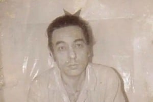 El entonces mayor Larrabure, con muchos kilos menos y un evidente deterioro físico, en fotografía tomada por el ERP durante su cautiverio. La organización guerrillera lo secuestró el 11 de agosto de 1974 en Villa María, Córdoba.