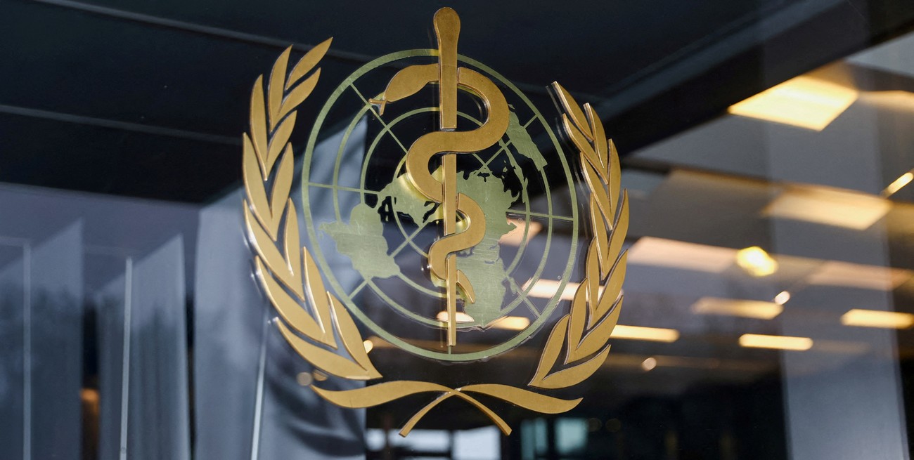 Cuál es el otro país que estudia salir de la OMS junto a Argentina y Estados Unidos