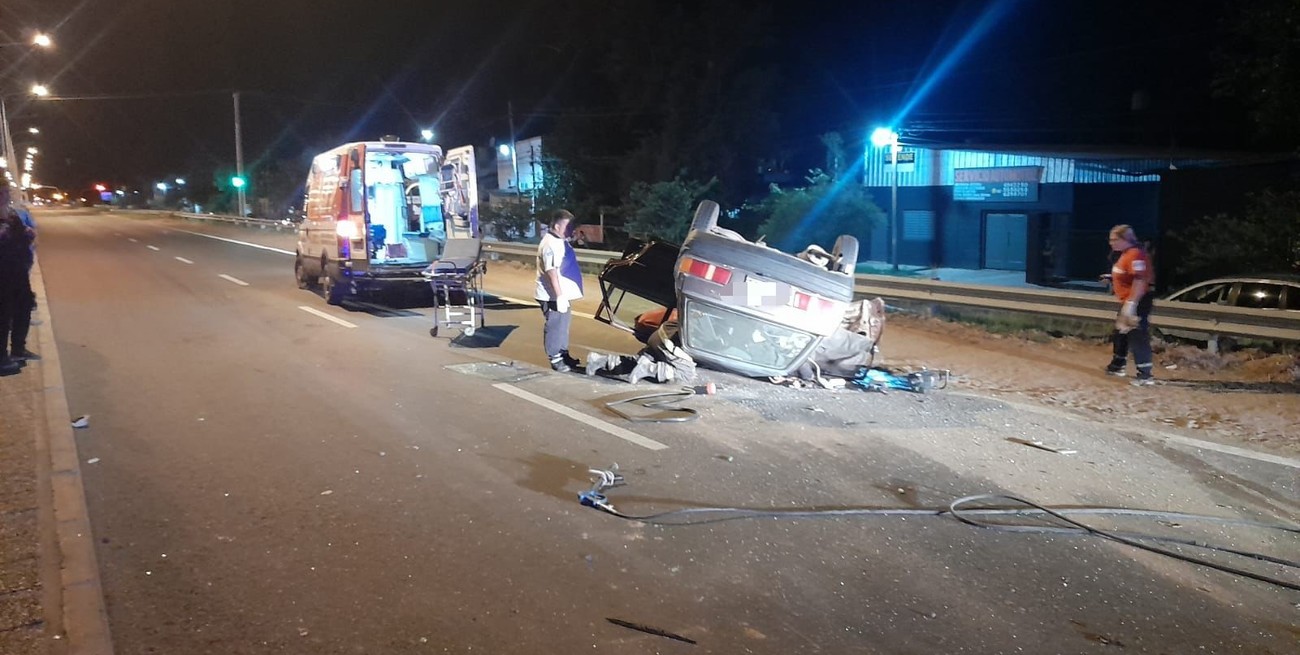 Ruta 1: un adolescente volcó tras haber sido encerrado por un camión