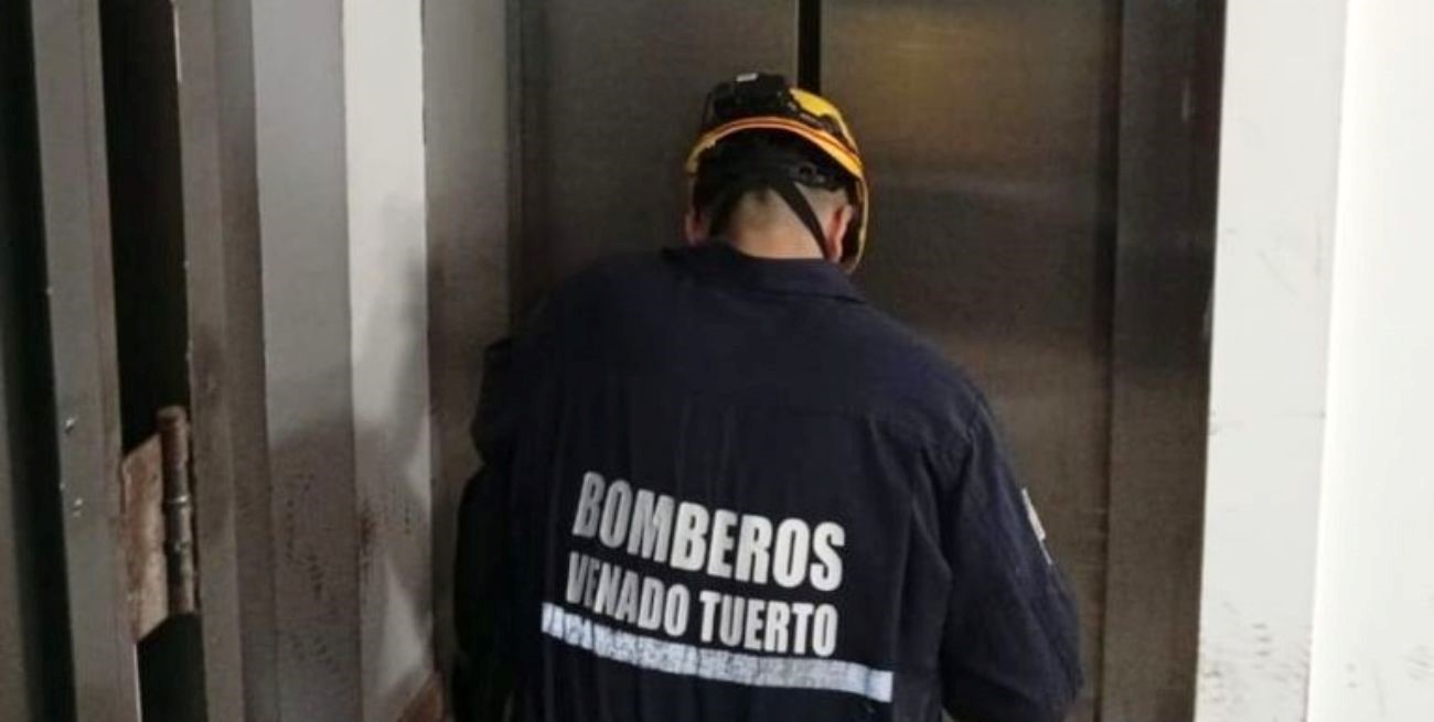 Fallas en un ascensor: rescataron a cuatro personas en Venado Tuerto
