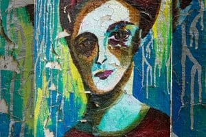 "(...) La figura femenina irradia luz, en la mirada tiene una expresión inteligente, parece joven por el brillo de los ojos, los labios y el cabello". Pintura de Laura Alfonso