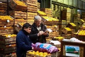 Según los datos oficiales, el 53,6% de los industriales y el 59,6% de los supermercados y mayoristas señalan la escasez de compradores como su mayor limitación operativa, por encima del costo laboral, el financiamiento o la competencia importada. Foto: REUTERS / Matias Baglietto.