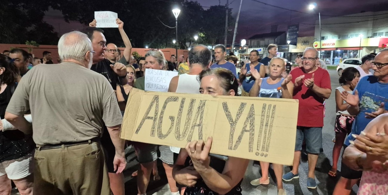 Con el agobiante calor, vecinos de la ciudad de Santo Tomé padecen la falta de agua potable