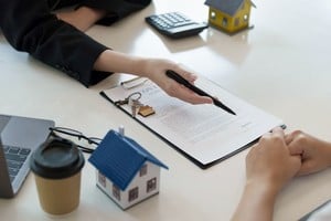 La desregulación podría afectar el control y la supervisión del mercado inmobiliario.