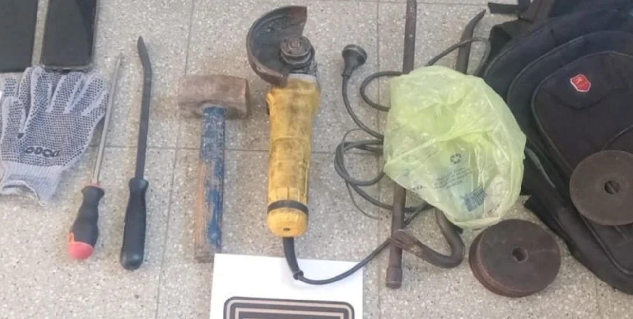 Dos detenidos por barretear la puerta de ingreso a un edificio del microcentro
