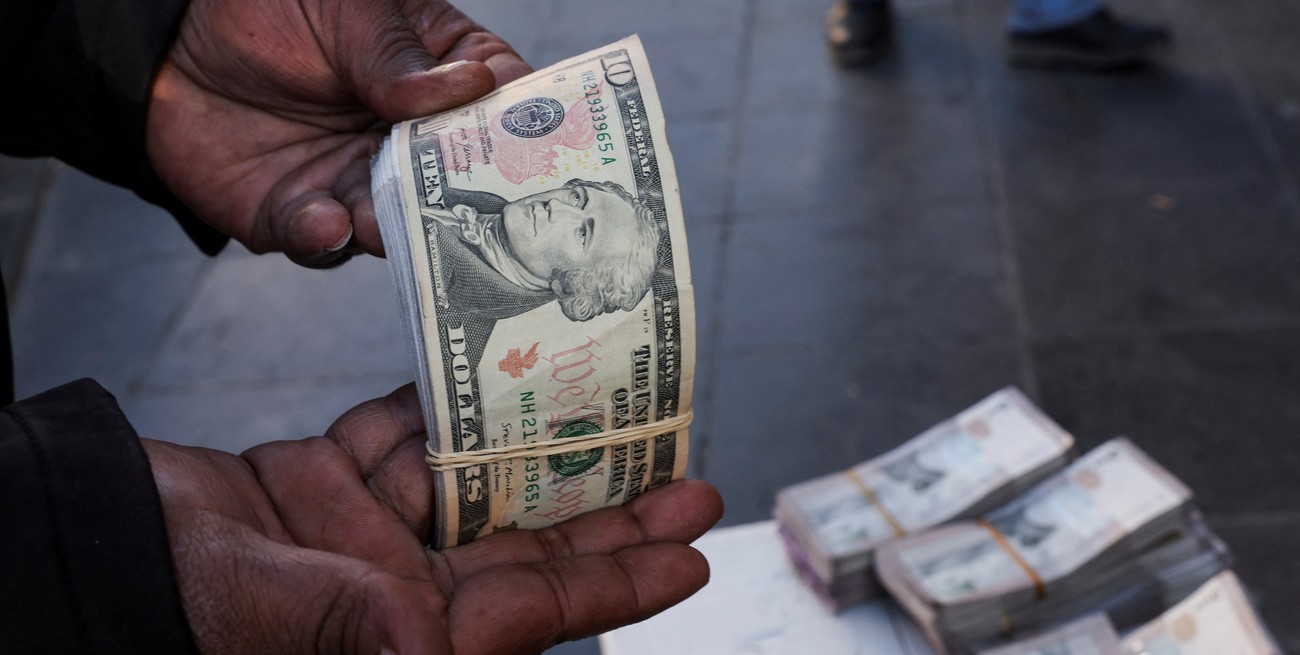 El dólar blue subió diez pesos, se desplomaron las acciones y trepó el riesgo país