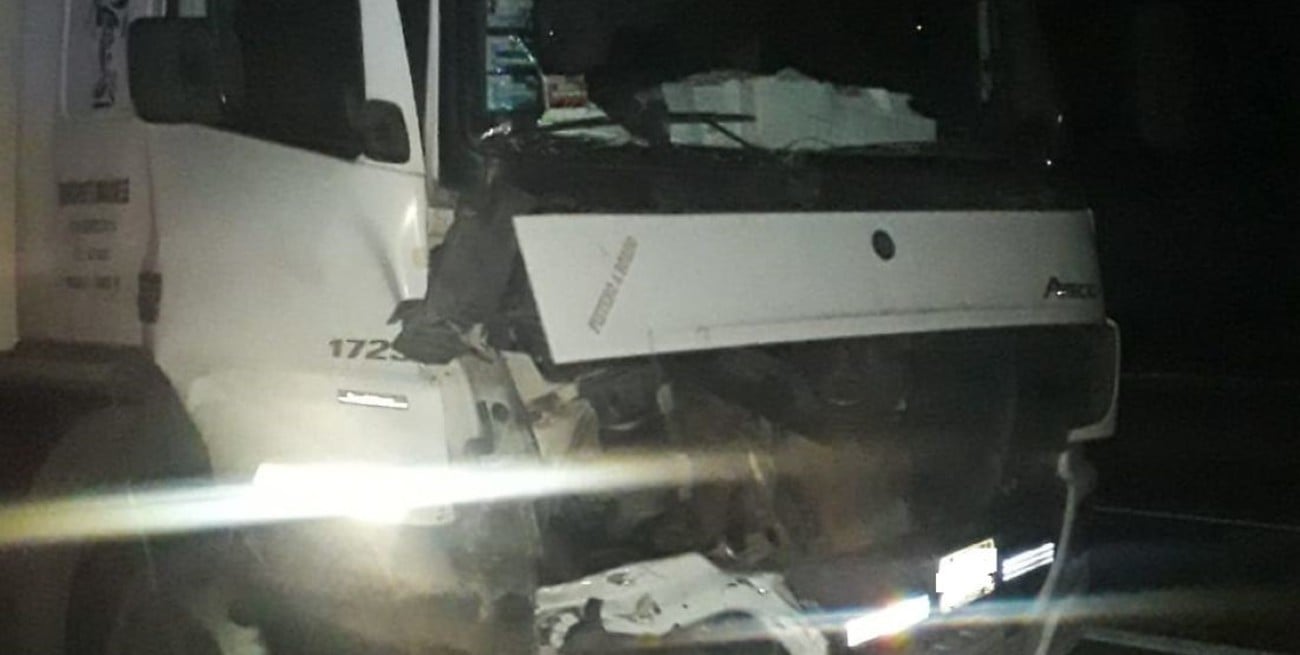 Un camión con hamburguesas y un auxilio mecánico chocaron a la altura de San Fabián