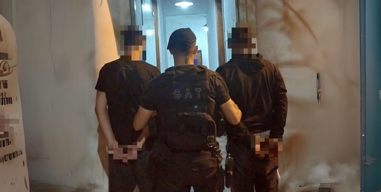 Dos jóvenes caminaban por la calle con un revólver de grueso calibre