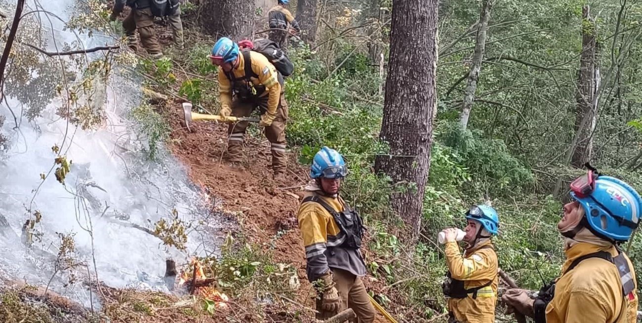 Recambio de brigadistas santafesinos que combaten los incendios en Neuquén