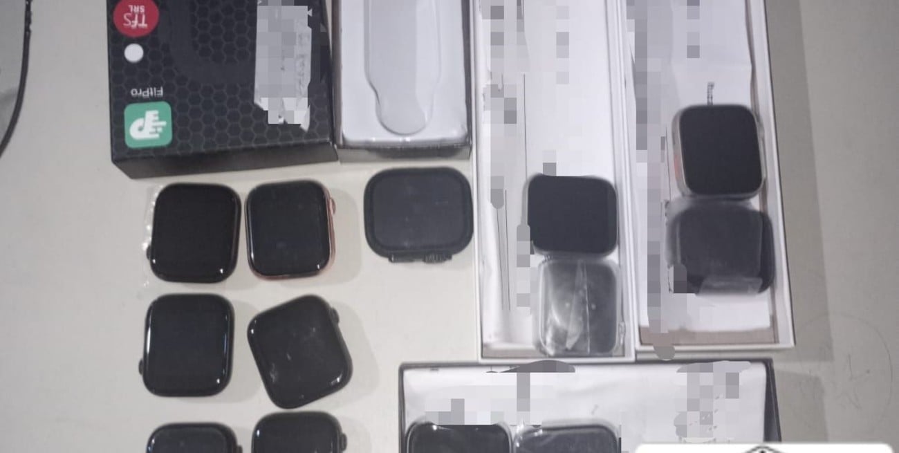 Lo encontraron con 14 relojes inteligentes cerca de la Cárcel de Las Flores