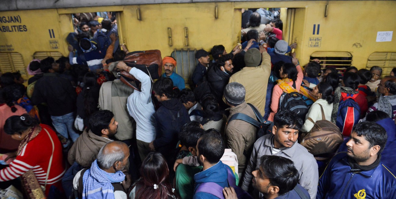 15 muertos y 25 heridos en estación de trenes de Nueva Delhi por una estampida