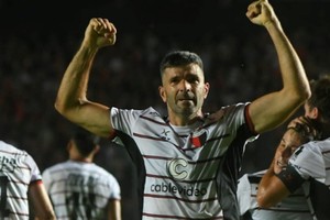 Gol de Gigliotti | Colón-Nueva Chicago | Fecha 2 Primera Nacional B. Foto: Manuel Fabatía