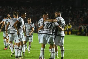 El festejo en el primer gol de Colón. Foto: Manuel Fabatía